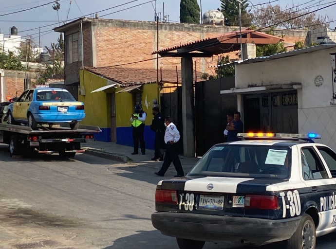 No respetan el alto y chocan taxista y motociclista 